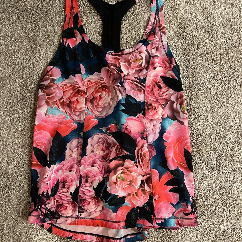 Lululemon floral top, size 6.
